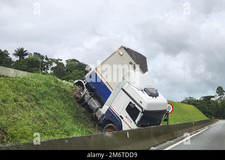 Ribeirao Grande, Sao Paulo, Brasilien. 5. Januar 2023. (INT) ein Unfall, bei dem ein Lkw in Sao Paulo stürzte. 05. Januar 2023, Ribeirao Barra Grande, Sao Paulo, Brasilien: Ein Unfall mit einem Lkw, der umkippt und sich auf einem Hügel befindet, der die Fahrspuren teilt. Der Unfall ereignete sich direkt an der Autobahn BR 101 – Grenze Sao Paulo/Parana, am Donnerstag (5). Kredit: Leco Viana/Thenews2 (Kredit: © Leco Viana/TheNEWS2 via ZUMA Press Wire) Stockfoto