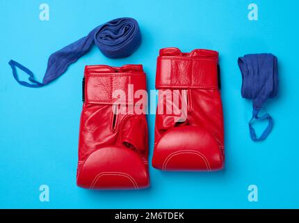 Rote Boxhandschuhe aus Leder, Textilverband. Sportausrüstung Stockfoto