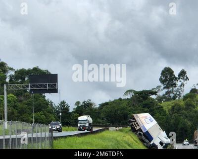 Ribeirao Grande, Sao Paulo, Brasilien. 5. Januar 2023. (INT) ein Unfall, bei dem ein Lkw in Sao Paulo stürzte. 05. Januar 2023, Ribeirao Barra Grande, Sao Paulo, Brasilien: Ein Unfall mit einem Lkw, der umkippt und sich auf einem Hügel befindet, der die Fahrspuren teilt. Der Unfall ereignete sich direkt an der Autobahn BR 101 – Grenze Sao Paulo/Parana, am Donnerstag (5). Kredit: Leco Viana/Thenews2 (Kredit: © Leco Viana/TheNEWS2 via ZUMA Press Wire) Stockfoto