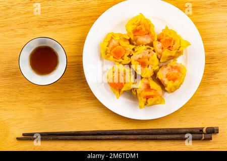 Blick von oben, flach liegend frische, köstliche hausgemachte Garnelen, Hackfleisch vom Schwein und gesalzene Eigelb gedämpfte Knödel. Stockfoto