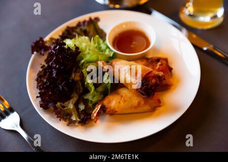 Thailändische Frühlingsrollen mit Garnelen Stockfoto