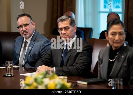 Washington, Usa. 05. Januar 2023. Miguel Cardona, US-Minister für Bildung, Xavier Becerra, Minister für Gesundheit und Soziales (HHS), und Deb Haaland, US-Innenminister, hören zu, wie US-Präsident Joe Biden am Donnerstag, den 5. Januar, während eines Kabinettsgesprächs im Weißen Haus in Washington, DC, USA, spricht. 2023. Biden hat heute die Republikaner für ihre so genannte "entzündliche" Migrationspolitik gejagt, als er neue Strategien zur Eindämmung der Grenzübertritte von Migranten im Vorfeld eines Besuchs an der Grenze zwischen den USA und Mexiko ausführte. Fotografin: Sarah Silbiger/Pool/Sipa USA Guthaben: SIPA USA/Alamy Live News Stockfoto