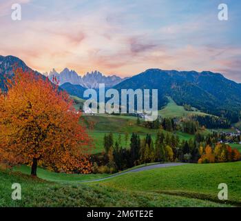 Herbsttagenbruch Santa Magdalena berühmte Italien Dolomiten Dorfblick vor den Geisler oder Geisler Dolomiten Bergfelsen. Pi Stockfoto