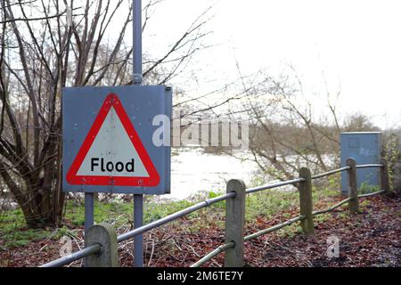 Überschwemmungen. Straßen und Felder überfluteten, als Flüsse ihre Ufer brachen. Stockfoto