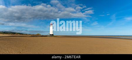 Ein Blick auf den Point of Ayr Lighthouse und Talacre Beach im Norden von Wales Stockfoto