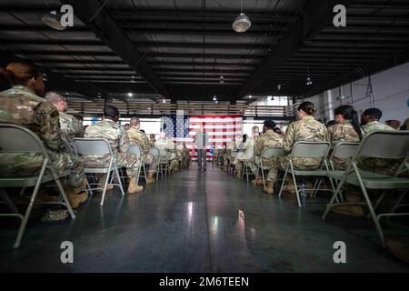 General Mike Minihan, Befehlshaber der Luftwaffe, spricht mit Team Dover Airmen während eines Sammelgesprächs bei der Luftwaffenstützpunkt Dover, Delaware, 5. Mai 2022. Während des „All Call“ sprach Minihan über den Zustand der Air Force und darüber, wie Dover AFB Innovationen entwickelt, um Veränderungen zu beschleunigen oder zu verlieren. Stockfoto