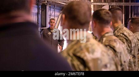 General Mike Minihan, Kommandant der Luftwaffe, spricht mit den Flugzeugen am C-5 Isochronal Dock am Luftwaffenstützpunkt Dover, Delaware, 5. Mai 2022. Während seines Besuchs wurde Minihan über den ISO-Dock-Betrieb und einen neuen innovativen Arbeitsablauf zur Beschleunigung der Flugzeugwartung informiert. Stockfoto