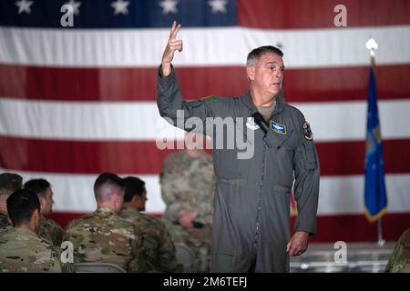 General Mike Minihan, Befehlshaber der Luftwaffe, spricht mit Team Dover Airmen während eines Sammelgesprächs bei der Luftwaffenstützpunkt Dover, Delaware, 5. Mai 2022. Während des „All Call“ sprach Minihan über den Zustand der Air Force und darüber, wie Dover AFB Innovationen entwickelt, um Veränderungen zu beschleunigen oder zu verlieren. Stockfoto