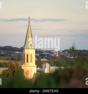 Weißer Glockenturm einer Kirche im Burgenland Stockfoto