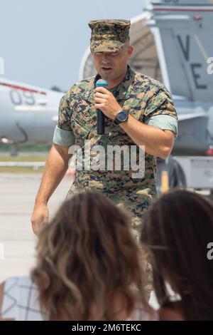 USA Oberstleutnant Shannon M. Waller des Marine Corps, ankommender kommandierender Offizier, Marine Fighter Attack Squadron (VMFA) 115, hält eine Rede vor den Marines während einer Zeremonie zum Kommandowechsel in der Marine Corps Air Station (MCAS) Beaufort, South Carolina, 5. Mai 2022. Waller sprach über seine Pläne für das Geschwader und sagte den Marines, dass er sich darauf freut, mit ihnen zu arbeiten. Stockfoto