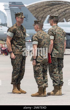 USA Oberstleutnant Timothy M. Miller, links, ausscheidender Befehlsoffizier, Marine Fighter Attack Squadron (VMFA) 155, erhält die Meritorious Service Medal während der VMFA-5-Zeremonie zum Kommandowechsel in der Marine Corps Air Station Beaufort, South Carolina,. Mai 2022. Miller erhielt die Auszeichnung im Namen des Präsidenten der Vereinigten Staaten für seinen herausragenden verdienstvollen Dienst als befehlshabender Offizier der VMFA-115. Stockfoto