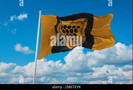 Offizielle Flagge von Cornwall, Ontario, Kanada, bei bewölktem Himmel bei Sonnenuntergang, Panoramablick. Kanadisches Reise- und Patriotskonzept. Kopierraum für Weitwinkel Stockfoto