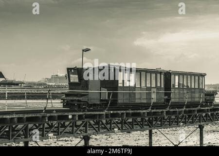 Monochrom von Hythe Pier Train, der entlang des Hythe Pier fährt, Hythe Railway, Hythe, Southampton, Hampshire, England, Großbritannien Stockfoto