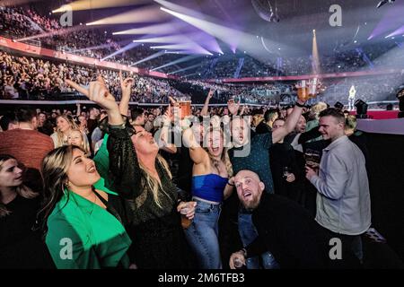 ROTTERDAM - Audienz während der ersten Show der neuen LIVESHOW Friends of Amstel. Es ist die fünfundzwanzigste Ausgabe der beliebten Konzertreihe. ANP PAUL BERGEN niederlande raus - belgien raus Stockfoto