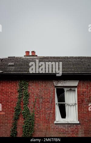 Kaputtes Fenster in einem verlassenen Haus, England, Großbritannien Stockfoto