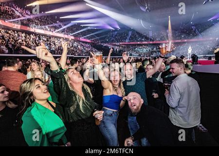 ROTTERDAM - Audienz während der ersten Show der neuen LIVESHOW Friends of Amstel. Es ist die fünfundzwanzigste Ausgabe der beliebten Konzertreihe. ANP PAUL BERGEN niederlande raus - belgien raus Stockfoto