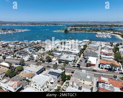 Blick aus der Vogelperspektive auf Mission Beach in San Diego im Sommer, Kalifornien. USA. Stockfoto