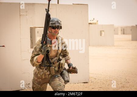 SPC. James Fitzpatrick, 1. Kombiniertes Waffenbataillon, 163. Kavallerie-Regiment, feuert leere Schüsse während eines simulierten Hinterhalts als Teil der USA ab Army Central 2022 Best Squad Competition in Camp Buehring, Kuwait, 5. Mai 2022. BSC 2022 misst die Fähigkeiten von Teams, körperliche und geistige Herausforderungen als ein geschlossenes Team zu bewältigen. Stockfoto