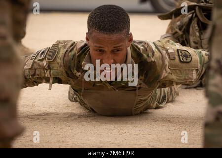 SPC. Elias Zeller, 3. Bataillon, 157. Artillerie-Regiment, lässt Liegestütze von Hand los, während sein Team den Rast-marsch-Teil der USA beendet Army Central 2022 Best Squad Competition in Camp Arifjan, Kuwait, 6. Mai 2022. BSC 2022 misst die Fähigkeiten von Teams, körperliche und geistige Herausforderungen als ein geschlossenes Team zu bewältigen. Stockfoto