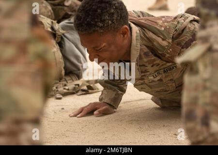 SPC. Elias Zeller, 3. Bataillon, 157. Artillerie-Regiment, lässt Liegestütze von Hand los, während sein Team den Rast-marsch-Teil der USA beendet Army Central 2022 Best Squad Competition in Camp Arifjan, Kuwait, 6. Mai 2022. BSC 2022 misst die Fähigkeiten von Teams, körperliche und geistige Herausforderungen als ein geschlossenes Team zu bewältigen. Stockfoto