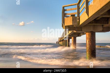 Charmanter Blick auf die ostsee und Teile der Meeresbrücke des Badeorts KÃ¼hlungsborn, Deutschland Stockfoto