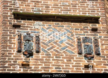 Zierfliesen an der Backsteinwand einer Kirche in wismar Stockfoto