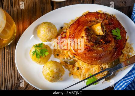 Schweinshaxe mit Sauerkraut und süßem Senf Stockfoto