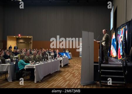 General Glen VanHerck, Commander, North American Aerospace Defense Command und U.S. Northern Command, eine Audienz, die am 5. Mai 2022 am Alaska Command Arctic Symposium 22 im Dena-ina Convention Center in Anchorage, Alaska, teilnahm. Auf der viertägigen Veranstaltung sprachen eine Vielzahl von Arktis-Führern und Fachexperten über die strategische Bedeutung der Arktis und den Wert gleichgesinnter Nationen, die gemeinsam an gemeinsamen Herausforderungen arbeiten und eine regelbasierte internationale Ordnung aufrechterhalten. (Foto des Verteidigungsministeriums von Chuck Marsh) Stockfoto