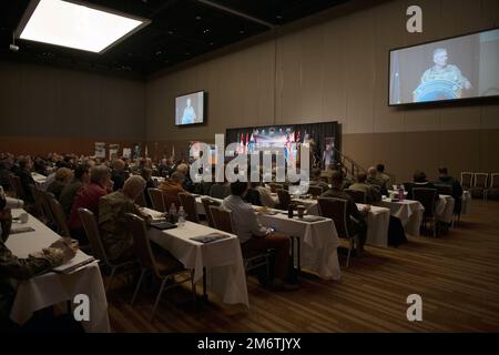 General Glen VanHerck, Commander, North American Aerospace Defense Command und U.S. Northern Command, eine Audienz, die am 5. Mai 2022 am Alaska Command Arctic Symposium 22 im Dena-ina Convention Center in Anchorage, Alaska, teilnahm. Auf der viertägigen Veranstaltung sprachen eine Vielzahl von Arktis-Führern und Fachexperten über die strategische Bedeutung der Arktis und den Wert gleichgesinnter Nationen, die gemeinsam an gemeinsamen Herausforderungen arbeiten und eine regelbasierte internationale Ordnung aufrechterhalten. (Foto des Verteidigungsministeriums von Chuck Marsh) Stockfoto