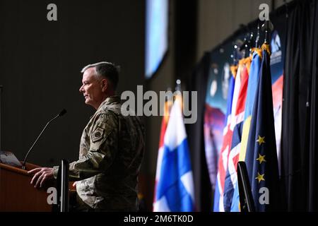 General Glen VanHerck, Commander, North American Aerospace Defense Command und U.S. Northern Command, eine Audienz, die am 5. Mai 2022 am Alaska Command Arctic Symposium 22 im Dena-ina Convention Center in Anchorage, Alaska, teilnahm. Auf der viertägigen Veranstaltung sprachen eine Vielzahl von Arktis-Führern und Fachexperten über die strategische Bedeutung der Arktis und den Wert gleichgesinnter Nationen, die gemeinsam an gemeinsamen Herausforderungen arbeiten und eine regelbasierte internationale Ordnung aufrechterhalten. (Foto des Verteidigungsministeriums von Chuck Marsh) Stockfoto