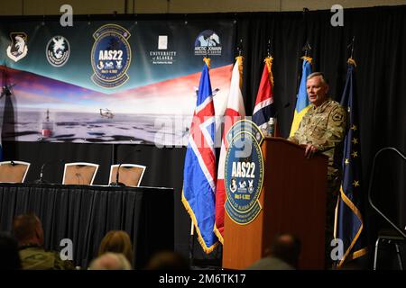 General Glen VanHerck, Commander, North American Aerospace Defense Command und U.S. Northern Command, eine Audienz, die am 5. Mai 2022 am Alaska Command Arctic Symposium 22 im Dena-ina Convention Center in Anchorage, Alaska, teilnahm. Auf der viertägigen Veranstaltung sprachen eine Vielzahl von Arktis-Führern und Fachexperten über die strategische Bedeutung der Arktis und den Wert gleichgesinnter Nationen, die gemeinsam an gemeinsamen Herausforderungen arbeiten und eine regelbasierte internationale Ordnung aufrechterhalten. (Foto des Verteidigungsministeriums von Chuck Marsh) Stockfoto