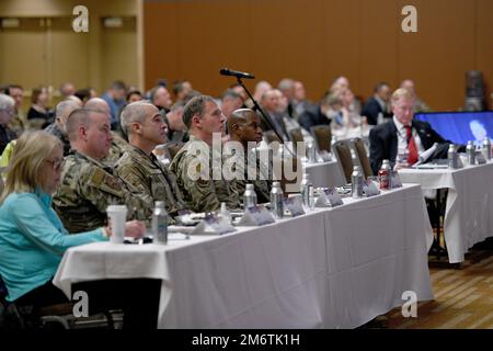 General Glen VanHerck, Commander, North American Aerospace Defense Command und U.S. Northern Command, eine Audienz, die am 5. Mai 2022 am Alaska Command Arctic Symposium 22 im Dena-ina Convention Center in Anchorage, Alaska, teilnahm. Auf der viertägigen Veranstaltung sprachen eine Vielzahl von Arktis-Führern und Fachexperten über die strategische Bedeutung der Arktis und den Wert gleichgesinnter Nationen, die gemeinsam an gemeinsamen Herausforderungen arbeiten und eine regelbasierte internationale Ordnung aufrechterhalten. (Foto des Verteidigungsministeriums von Chuck Marsh) Stockfoto