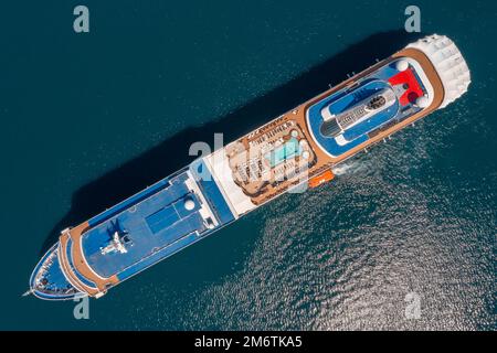 Draufsicht auf das verankerte Kreuzschiff Stockfoto