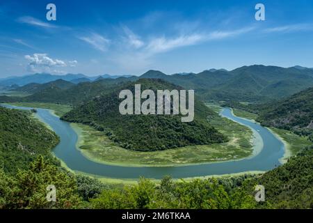 Der Fluss Crnojevica fließt in den Skadar-See Stockfoto