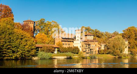 Turin, Italien - Panorama im Freien mit dem malerischen Schloss Turin Valentino bei Sonnenaufgang im Herbst Stockfoto