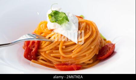 Italienische Pasta - Spaghetti mit Burrata-Käse-Nahaufnahme, mediterrane Diät. Stockfoto