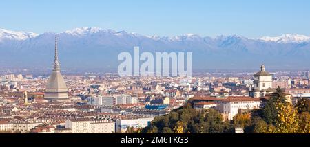 Turin Panorama mit Alpen und Mole Antoneliana, Italien. Skyline des Wahrzeichen der Region Piemont mit Monte dei Cappuccini - Capp Stockfoto