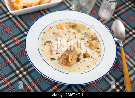 Suppe mit verschiedenen Pilzen, Gemüse und Schweinefleisch Stockfoto