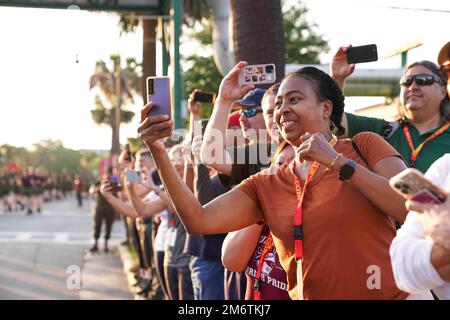 Highschool-Lehrer beobachten Marines bei einem Motivationslauf bei Marine Corps Recruit Depot Parris Island, South Carolina, 5. Mai 2022. Der jährlich stattfindende Marine Corps District Educators' Workshop 1. brachte High School-Mitarbeiter und Dozenten sowie Rundfunkmedien aus dem Nordosten der Vereinigten Staaten nach MCRD PI, um eine Vorschau auf die Ausbildung von Rekruten zu erhalten und die Möglichkeiten zu zeigen, die ihren Schülern innerhalb des Marine Corps zur Verfügung stehen. Stockfoto