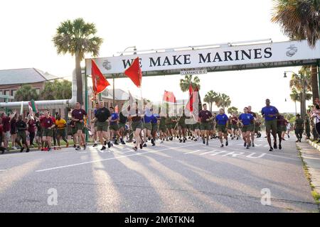 Highschool-Lehrer beobachten Marines bei einem Motivationslauf bei Marine Corps Recruit Depot Parris Island, South Carolina, 5. Mai 2022. Der jährlich stattfindende Marine Corps District Educators' Workshop 1. brachte High School-Mitarbeiter und Dozenten sowie Rundfunkmedien aus dem Nordosten der Vereinigten Staaten nach MCRD PI, um eine Vorschau auf die Ausbildung von Rekruten zu erhalten und die Möglichkeiten zu zeigen, die ihren Schülern innerhalb des Marine Corps zur Verfügung stehen. Stockfoto