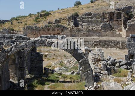 Steinbogen und Ruinen einer Steinmauer. Griechische Stadt Tlos in the Rock, Türkei. Lykische Felsengräber Stockfoto