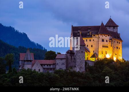 Nachtsicht auf Schloss Gutenberg im Dorf Balzers, Liechtenstein Stockfoto