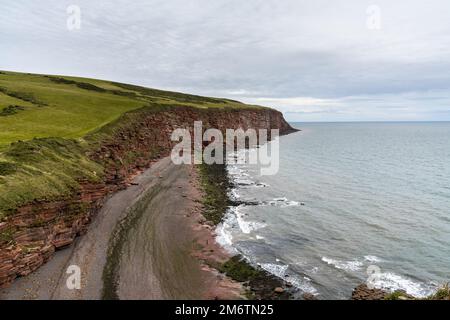 Blick auf die Küste von Cumbria und die Klippen der Landzunge St. Bees Stockfoto