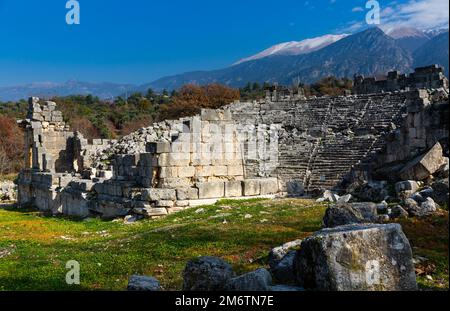 Die Ruinen eines antiken römischen Theaters in Tlos, Türkei. Stockfoto