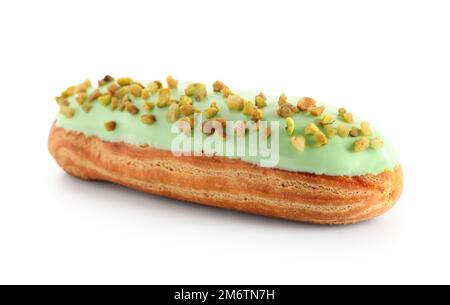 Köstliches pistazienesclair, isoliert auf weißem Hintergrund Stockfoto