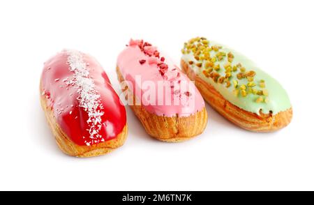 Einige glasierte Eclairs auf weißem Hintergrund isoliert Stockfoto