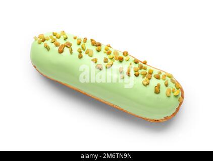 Köstliches pistazienesclair, isoliert auf weißem Hintergrund Stockfoto