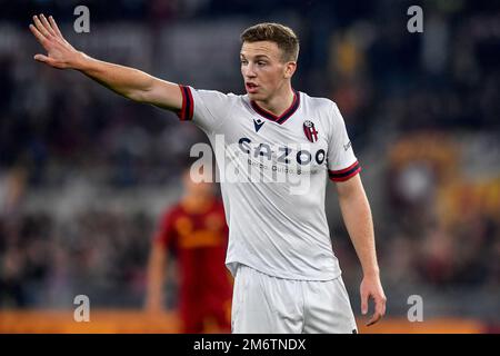 Lewis Ferguson vom FC Bologna reagiert während des Fußballspiels der Serie A zwischen AS Roma und dem FC Bologna im Olimpico-Stadion in Rom (Italien), Januar 4., Stockfoto