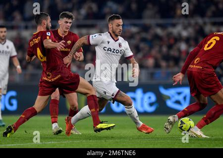 Bryan Cristante, Benjamin Tahirovic von AS Roma und Marko Arnautovic vom FC Bologna treten während des Fußballspiels Serie A zwischen AS RO um den Ball an Stockfoto