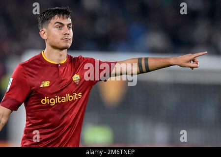 Paulo Dybala of AS Roma reagiert während des Fußballspiels der Serie A zwischen AS Roma und dem Bologna FC im Olimpico-Stadion in Rom (Italien) am 4. Januar 2023 Stockfoto